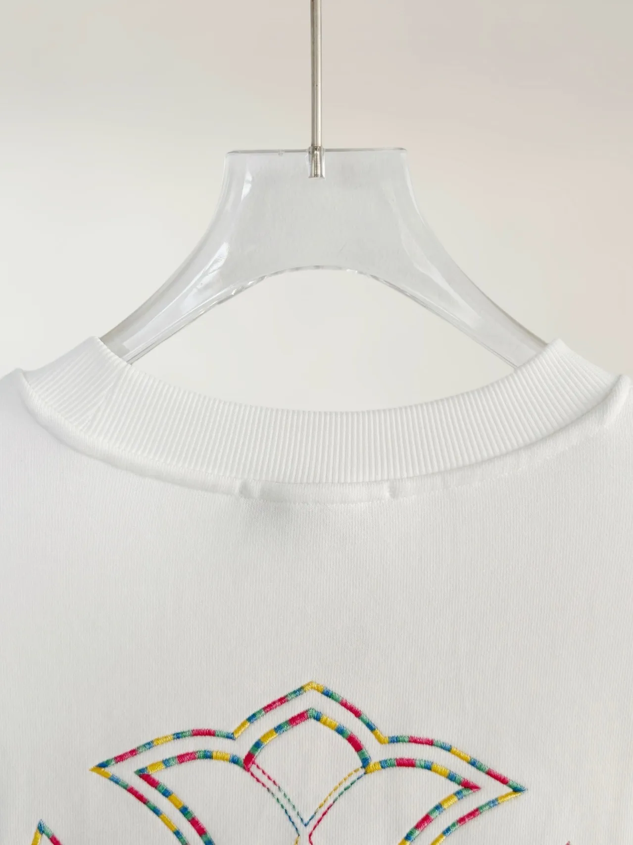 P250 [High Quality] Chrome Hearts Embroidery🪡Cross + Horseshoe‼ ️Round neck sweatshirt *Customized 420g terry cotton fabric, the fabric is soft, skin-friendly and comfortable *Embroidery process: front cross + rivet embroidery *A very simple and elegant classic continuation. It is unparalleled in terms of upper body comfort, interpreting your luxury and taste, and creating your fashion style and charm. Three complete standards. Same style for men and women. 𝐂𝐎𝐋𝐎𝐔𝐑: Black/White 𝐒𝐈𝐙𝐄: S-XL
